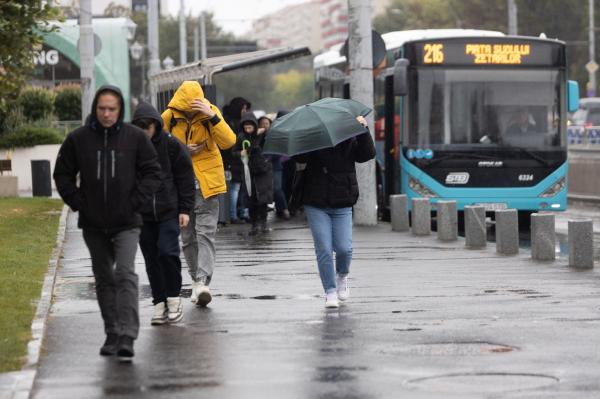 Cod galben de ploi torenţiale, vijelii şi grindină în Bucureşti şi 19 judeţe. Vremea se răceşte brusc duminică
