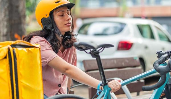 Livratoare ucraineană, împinsă de pe bicicletă pe o stradă din Timişoara. Agresorul este căutat