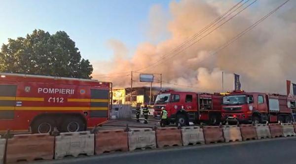 Incendiu puternic la un depozit de cauciucuri din Bragadiru. Sunt trei răniţi