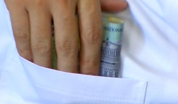 Doi medici suceveni, reţinuţi pentru că au luat mită de zeci de ori. Aceștia primeau inclusiv alimente
