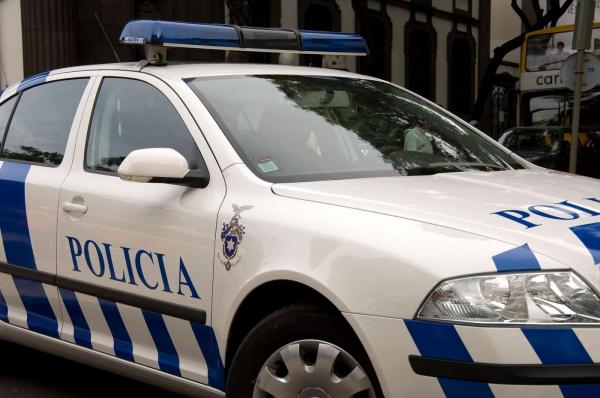 "Plângeau și cereau ajutor". Doi copii de 3 și 5 ani, abandonați de părinți pe un drum în Portugalia
