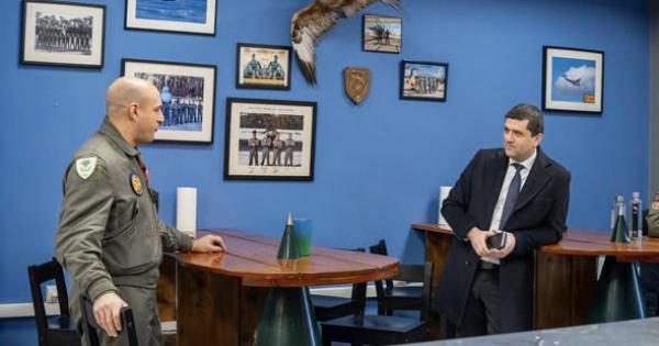 Pilotul român care a doborât o dronă în spaţiul aerian din Estonia, decorat de conducerea MApN