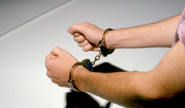 A condus sub influenţa drogurilor şi a fugit de poliţişti. Tânărul a fost reţinut la scurt timp