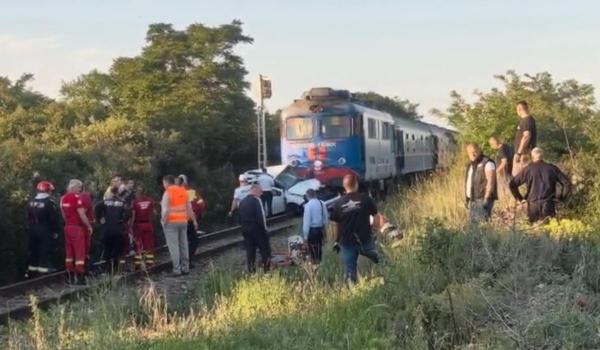Accident teribil în Oradea. Două pesoane au murit după ce maşina în care se aflau a fost distrusă de un tren