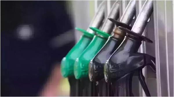 Preţul la motorină standard este în scădere, faţă de cel afişat la sfârşitul săptămânii trecute