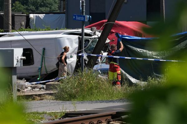 Doi copii de 15 şi 12 ani, printre victimele accidentului de tren din Flandra. Microbuzul, aruncat la 15 metri