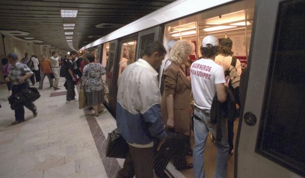 Urgenţă la metroul din Bucureşti. Unei persoane i s-a făcut rău. Circulaţia trenurilor, afectată