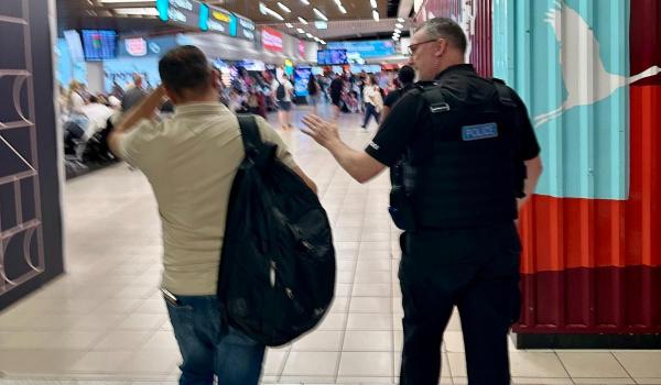 Pasager pe ruta Luton-Bacău, dat jos din avion, după ce a furat ochelari de soare din duty-free