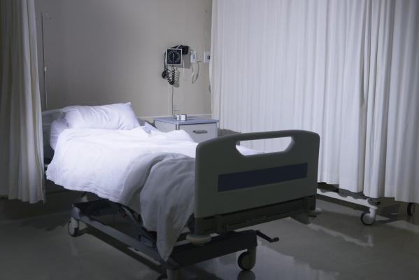 Diagnosticat cu hemoragie internă la Botoşani, un bărbat a aflat la Iaşi că are cancer. Cere 250.000 de lei