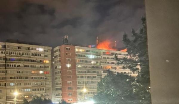 Imagini cu momentul când drona se prăbușește pe blocul din Galați