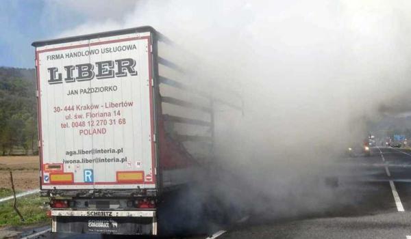 Un autotren încărcat cu butelii metalice goale a luat foc pe DN6, în Caraș-Severin