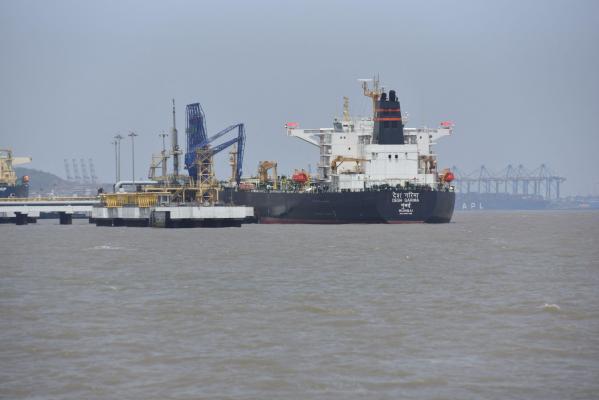 Petrolul se scumpește din nou după amenințările lui Trump la adresa Iranului. Analist: Armistiţiul se destramă