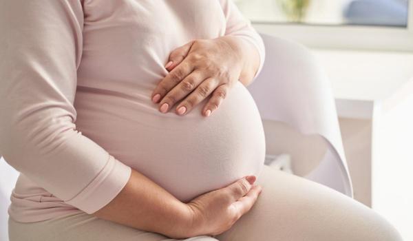 Proiect de lege: Femeile însărcinate ar putea avea dreptul la însoţitor în maternitate pe durata naşterii