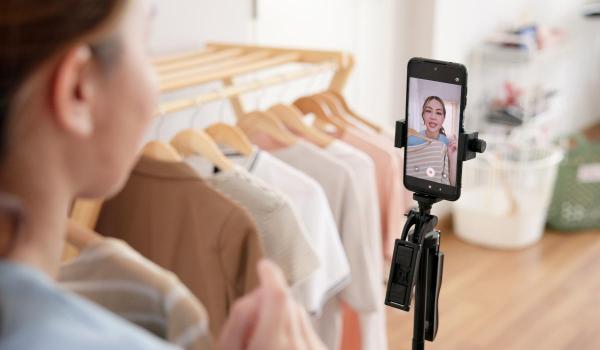 Aproape jumătate dintre tinerii români cred orbeşte în influencerii de pe TikTok sau Instagram