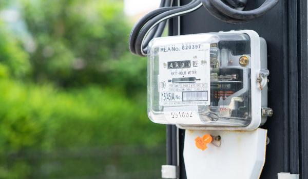 Compania care oferă curent electric gratuit câteva ore pe zi pentru mii de clienți din România