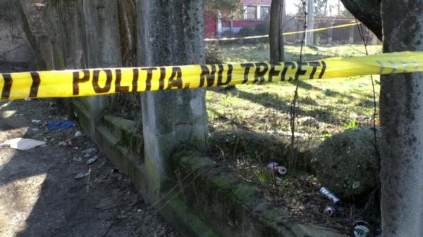 O femeie din Botoşani şi-a îngropat nou-născutul în grădină, după ce a născut acasă