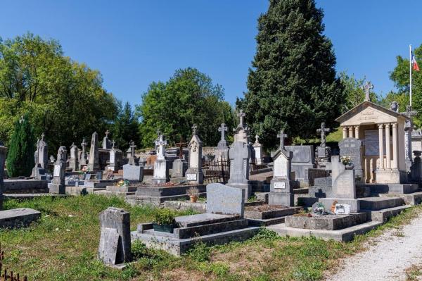 Doi români, spaima cimitirelor din Paris. Au furat statuete de bronz de 25.000 de euro