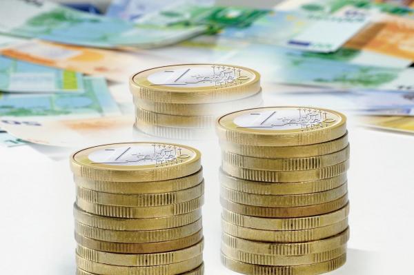 Euro a mai scăzut puţin, dar rămâne peste nivelul de dinainte de criză. Cursul BNR din 8 mai