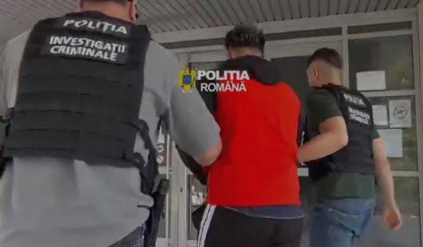 Tânăr de 18 ani, reţinut de poliţişti după ce a intrat în casă peste o minoră şi a atacat-o cu un cuţit