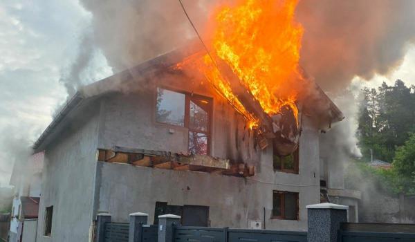 Mansarda unei case din Petroșani a fost cuprinsă de flăcări. Incendiul ar fi pornit de la un scurtcircuit