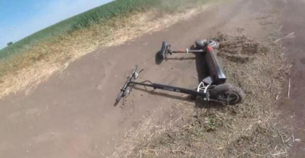 Două fete de 12 ani, la spital după ce au căzut cu trotineta. Alte două minore, cercetate pentru că au mutat-o