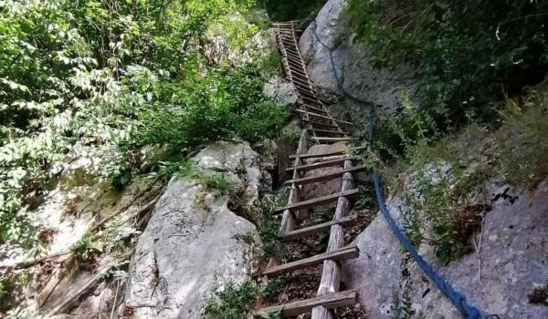 Satul din România unde se ajunge pe o scară prinsă de stâncă. Ultimii 20 de locuitori trăiesc complet izolaţi