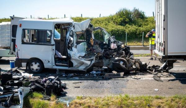 Masacru în Ungaria: 7 morţi după ce şoferul unui microbuz din Moldova ar fi adormit la volan