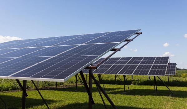 Energia hidro, eoliană şi solară au crescut puternic în 2026, dar producţia internă a scăzut. Datele INS