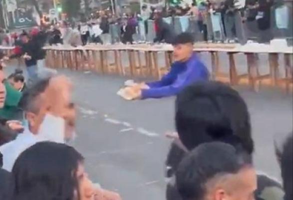 Sendviș făcut din 1,5 tone de carne de vită. Recordul nu a fost omologat deoarece mulțimea l-a mâncat