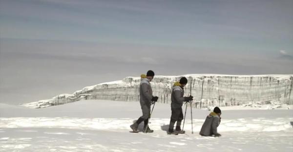 Povestea bărbatului fără picioare care a urcat pe Kilimanjaro prin forța mâinilor: "Ajuns în vârf, am plâns"
