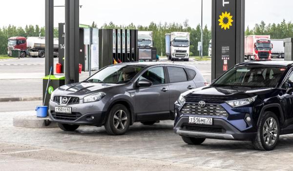 Panică la benzinăriile din Rusia. Carburanții, vânduți cu porția după loviturile ucrainene