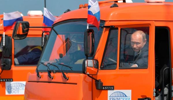 Putin a rămas fără benzină şi cere ajutorul Kazahstanului pentru a atenua penuria de combustibil