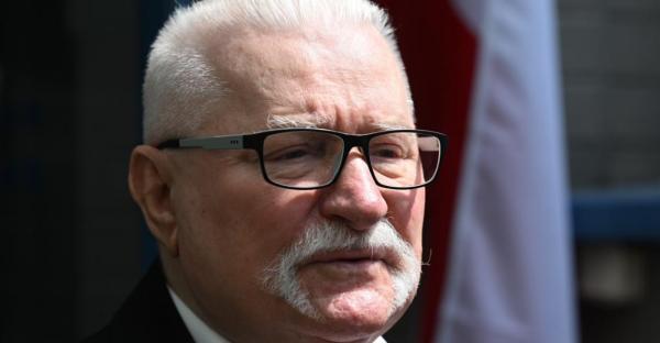 Nicuşor Dan l-a decorat pe Lech Walesa, fost preşedinte al Poloniei, cu Ordinul Naţional "Steaua României"