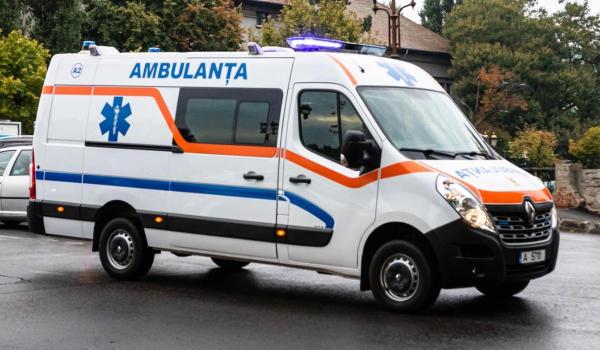 Și-a prins capul într-un utilaj în timp ce îl repara. Muncitor rănit grav la o fabrică de ţevi din Suceava