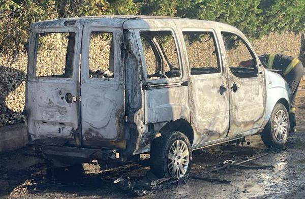 Un bărbat din Galați, găsit carbonizat în mașina cuprinsă de flăcări