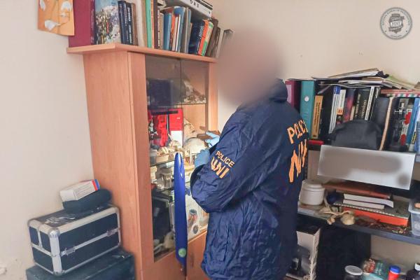 Un angajat de spital, acuzat că a furat și mâncat rămășițe umane. Părți de corp, găsite în apartamentul lui