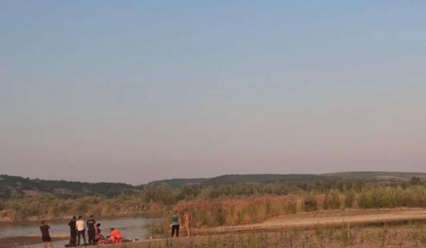 Un băiat de 16 ani din Bacău a murit înecat după ce a mers la scăldat în râul Siret