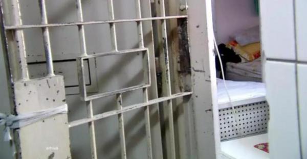 Doi polițiști, reținuți după ce ar fi introdus alcool și telefoane în arest. Primeau mită până la 350 de lei