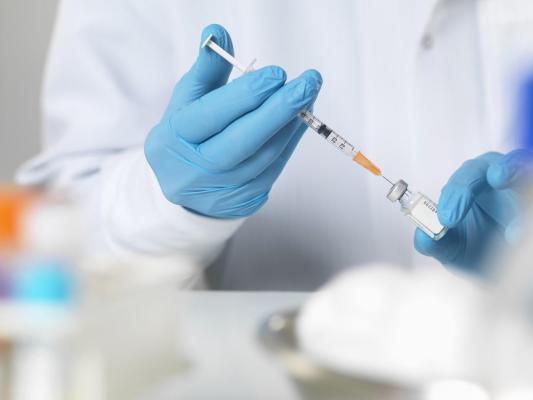 Rezultate modeste pentru primul vaccin dezvoltat în întregime cu AI şi testat pe oameni