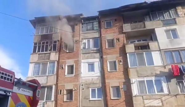 Incendiu la un apartament din oraşul Aninoasa: 15 locatari s-au autoevacuat