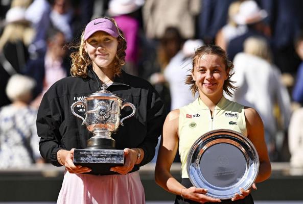 Maja Chwalinska (dreapta) a pierdut finala de la Roland Garros, dar a urcat pe locul 21 în clasamentul WTA