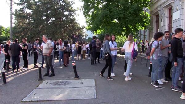 Reacţia unei eleve după proba orală de Bac. A luat Avansat, deşi nu ştia ce text a avut: "Juridic parcă era"