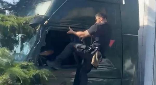 Şoferul de TIR care a lovit 8 maşini şi un autobuz, bătut cu picioarele de Poliţia Locală. S-a deschis anchetă