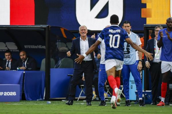 Kylian Mbappe a mers direct la Didier Deschamps pentru a sărbători golurile cu Suedia
