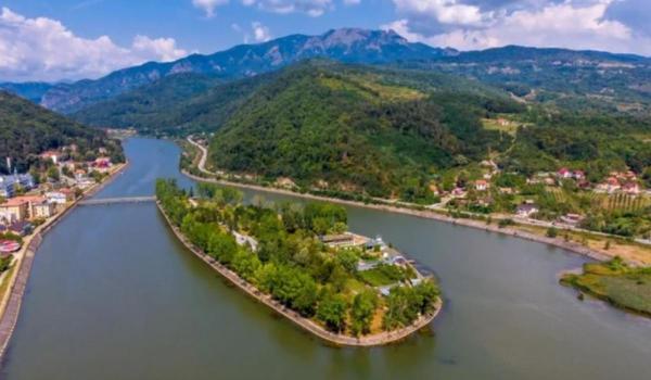 Unde se află singura insulă locuită de pe cursul unui râu din România. Ascunde şi o comoară