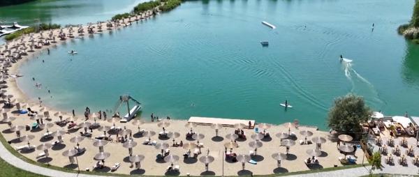Plaja de la mai puţin de o oră de Bucureşti, alternativa mai avantajoasă la litoral. Cât plăteşte o familie
