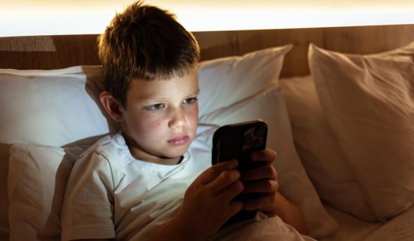 Cum vor experţii UE să-i ţină pe copiii sub 13 ani departe de reţelele sociale