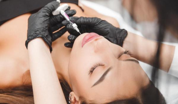 Ce este "zombie filler", procedura estetică prin care se injectează grăsime de la cadavre în sâni şi fese