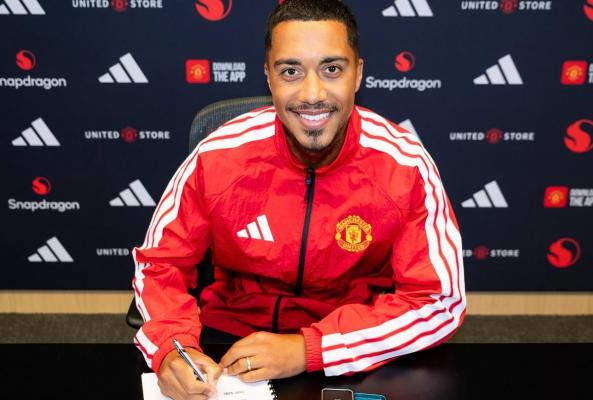 Youri Tielemans a semnat un contract pe 5 ani cu Manchester United