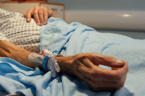 Bolnav de cancer și imobilizat, un bătrân a fost abandonat de rude într-un parc la 27 de km de casă